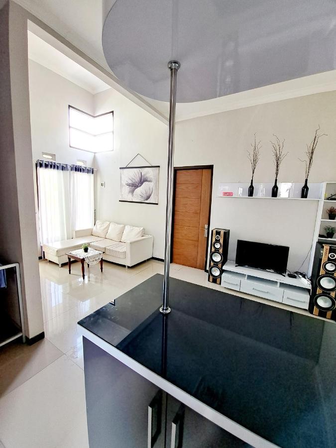 Villa petit Tour Batu  Esterno foto